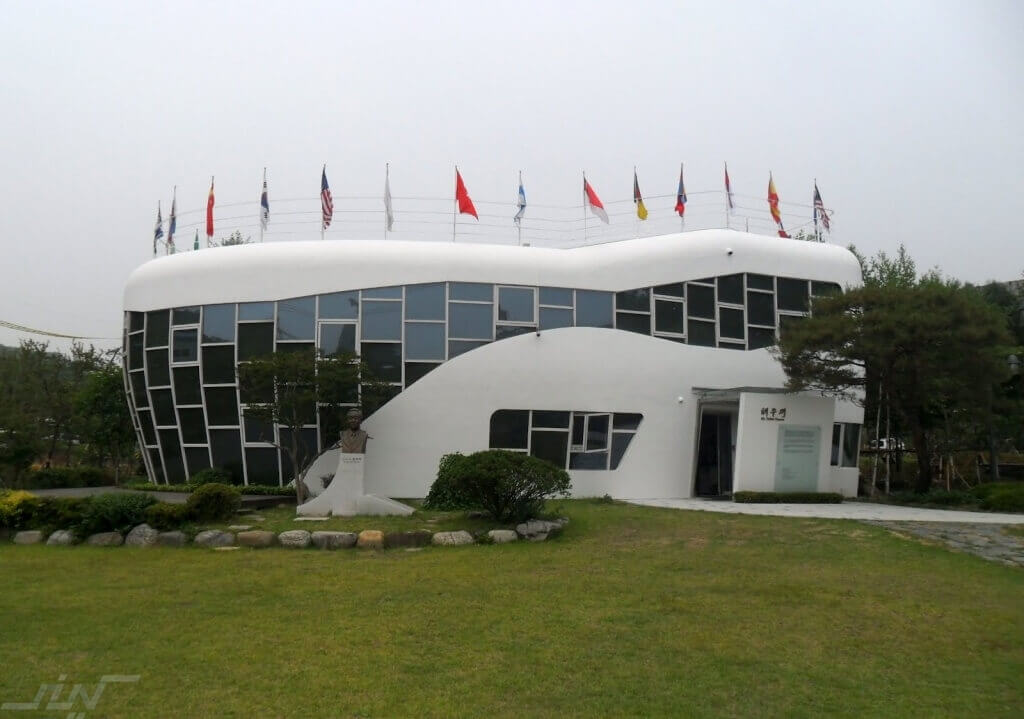 building-haewoojae-mr-toilet-house-suwon-south-korea